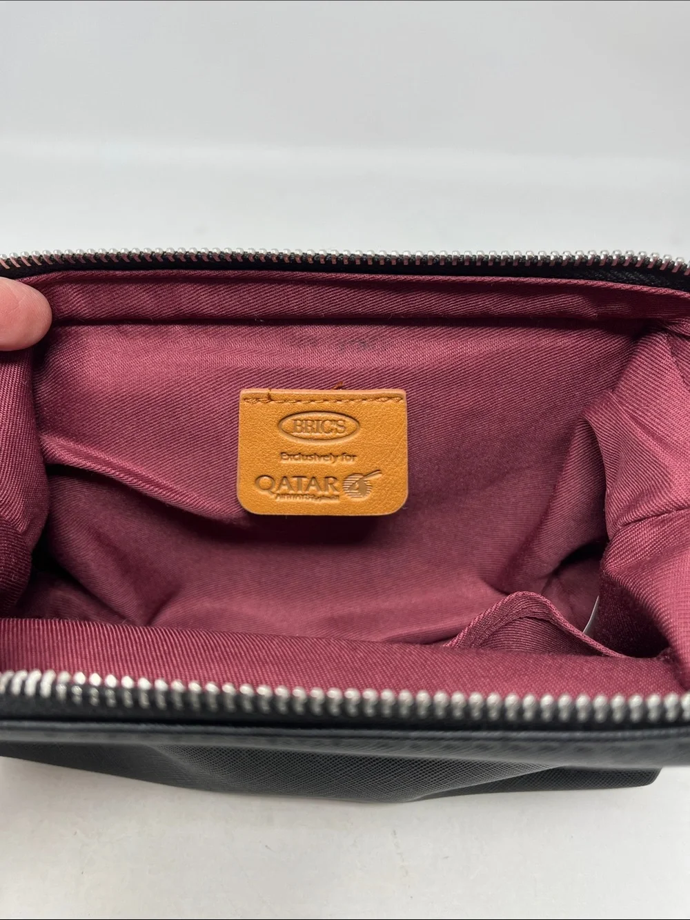 BRIC’S TRAVEL TOILETRY ZIPPER BAG QATAR AIRLINES BLACK AND TAN